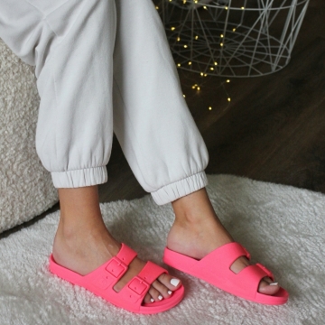Cacatoès, même à la maison ! 🩷

Cacatoès, even where you’re home! 🩷
#sandals #pink #homewear