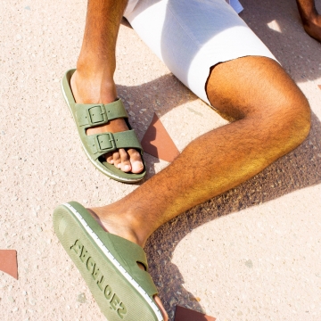 Le vert kaki, une de vos couleurs favorite. En sandales, en mocassins, en mules ou en pochettes, c'est une couleur phare chez Cacatoès. Vous aimez ? 💚
.
.
.
#sandales #sandals #menshoes #fashionbrand