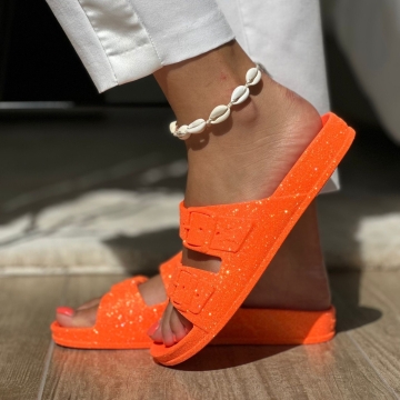 Pour un effet WOW, misez sur le modèle Neon ! Vous aimez ? 🧡✨

Oh WOW! Do you like those slides ? 🧡✨

📸 @dropshoes 

#sandales #shoes #slides #orange #paillettes #glitter
