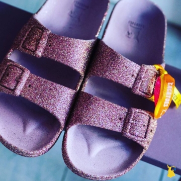 Paillettes + parme = un combo dont on ne se lasse pas 💜✨ 

📸 @loveduck.paddington 
.
.
.
#purple #sandals #shoeslover #glitter #glittershoes #cacatoesdobrasil