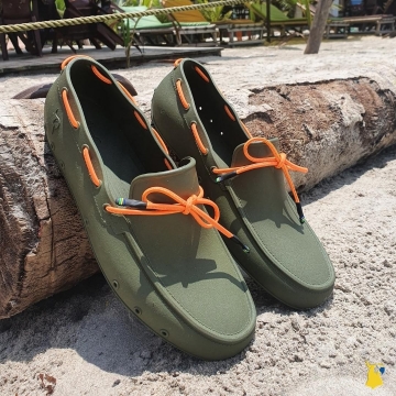 Du kaki et une touche de fluo avec nos mocassins Catamara 💚🧡 
.
.
.
#sandals #summer #mycacatoès #beachwear #cacatoesdobrasil #frombrazilwithlove #mocassins #khaki