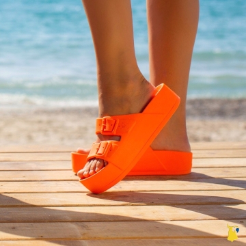 LA nouveauté de la saison 2023 : la sandale compensée fluo. Le modèle Caipirinha Liso fluo va faire tourner toutes les têtes ! 
.
.
.
#sandals #platform #platformshoes #orange #neoncolor