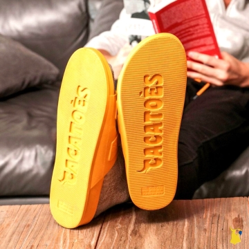 Chill à la maison, jamais sans vos Cacatoès ! Vos sandales sont aussi vos alliées une fois chez vous, pour rester confortable mais avec style 💛

Chilling at home with your Cacatoès ! Stay comfy but stylish 💛
.
.
.
#sandals #yellow #shoesbrand #shoeslover