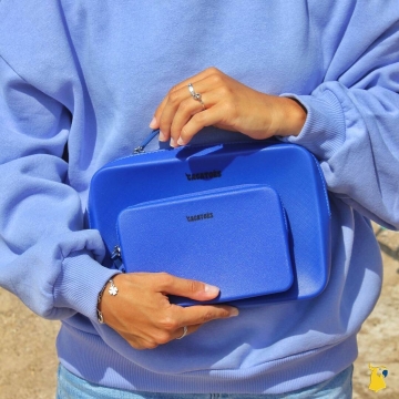 Plutôt Gisela ou Gabriela ? Ajoutez votre préférée à votre panier 💙
.
.
.
#clutch #clutchbag #royalblue #bag #cacatoesdobrasil #bluebag