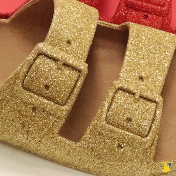 Zoom sur les paillettes de nos Trancoso gold, les sandales aux mille reflets dorés ✨
.
.
.
#sandals #gold #glitter #golden #sparkle #shoesbrand #buckleshoe