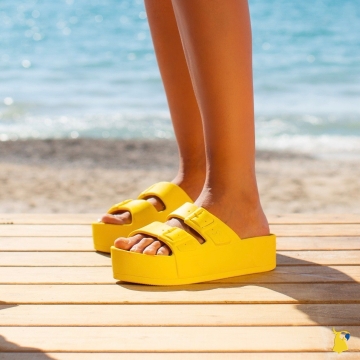 Du jaune fluo pour prendre de la hauteur ☀️💛 Vous aimez les couleurs fluo ? 
.
.
#sandals #yellowshoes #platformshoes #summershoes #womenshoes