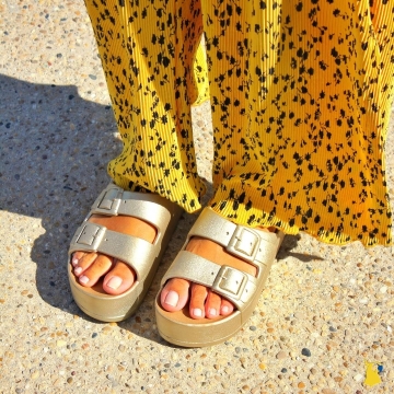 On veut le retour de l'été pour glisser nos pieds dans nos sandales Cacatoès ! Et pour les chanceux qui vivent au soleil, découvrez nos sandales compensées Caipirinha ! Unies, métallisées ou pailletées, vous aimez ? 💛
.
.
.
#sandals #platformshoes #wedgeshoes #yellow #shoesbrand